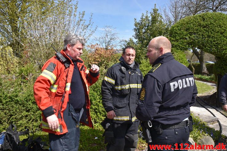 Brand i Kolonihavehus. Løvsangerstien i Vejle. 02/05-2017. Kl. 11:26.