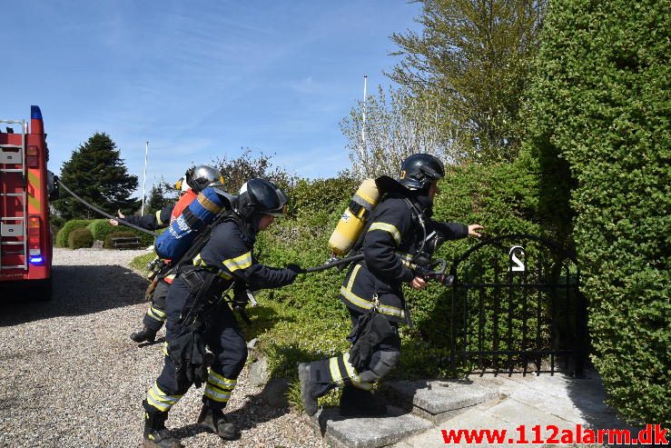 Brand i Kolonihavehus. Løvsangerstien i Vejle. 02/05-2017. Kl. 11:26.