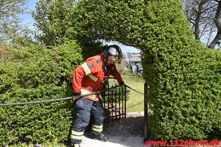 Brand i Kolonihavehus. Løvsangerstien i Vejle. 02/05-2017. Kl. 11:26.