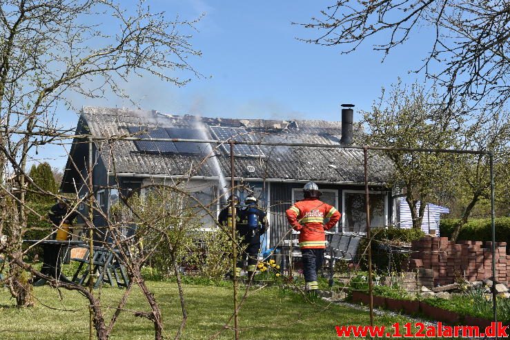 Brand i Kolonihavehus. Løvsangerstien i Vejle. 02/05-2017. Kl. 11:26.