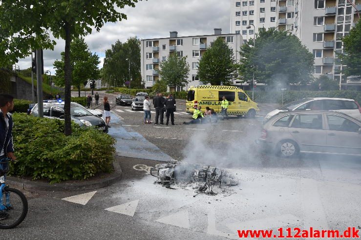 Ild i en Knallert. Skovgade i Vejle. 20/05-2017. Kl. 17:14.