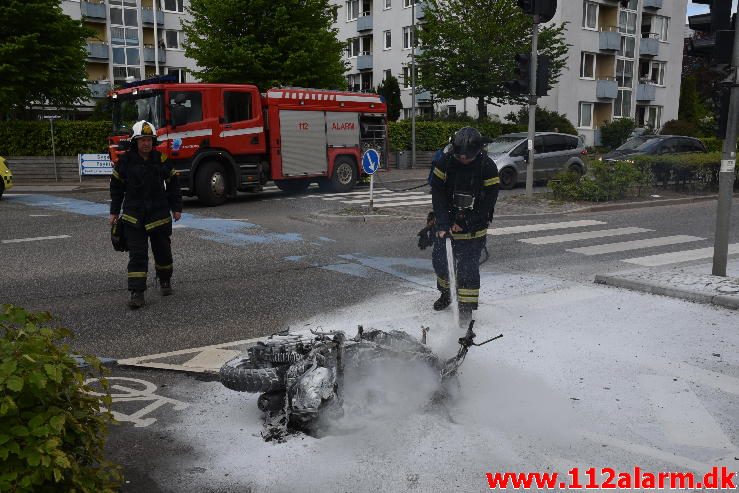 Ild i en Knallert. Skovgade i Vejle. 20/05-2017. Kl. 17:14.