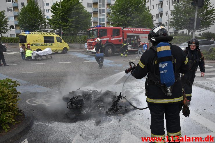 Ild i en Knallert. Skovgade i Vejle. 20/05-2017. Kl. 17:14.