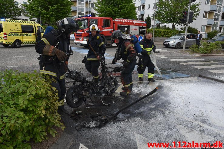 Ild i en Knallert. Skovgade i Vejle. 20/05-2017. Kl. 17:14.