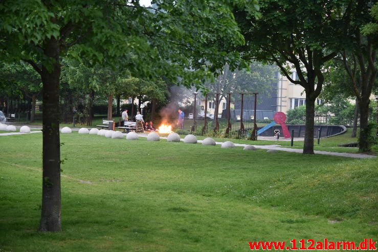 Ild i skraldespand. Byparken i Vejle. 28/05-2017. Kl. 21:39.