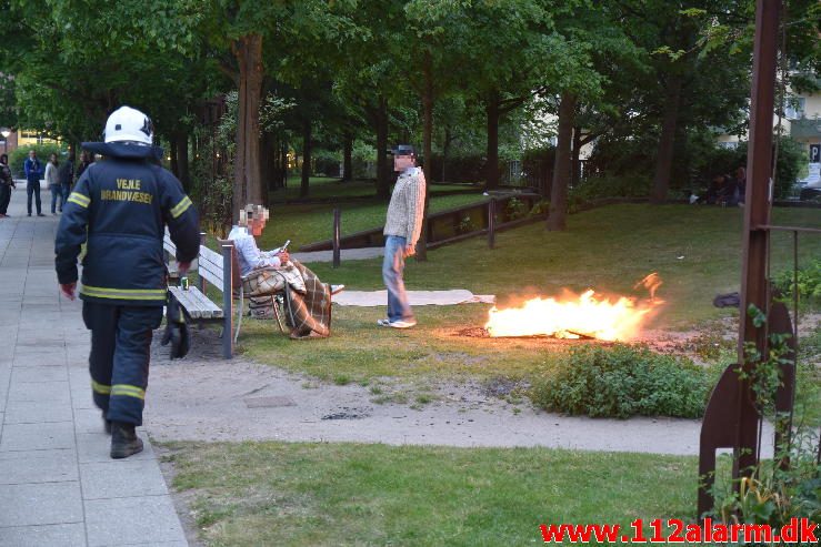 Ild i skraldespand. Byparken i Vejle. 28/05-2017. Kl. 21:39.