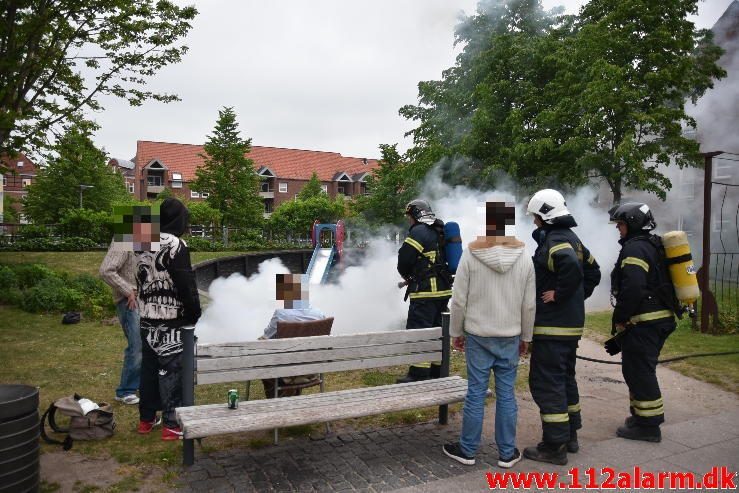 Ild i skraldespand. Byparken i Vejle. 28/05-2017. Kl. 21:39.