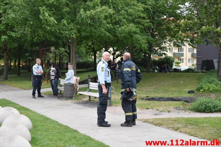 Ild i skraldespand. Byparken i Vejle. 28/05-2017. Kl. 21:39.