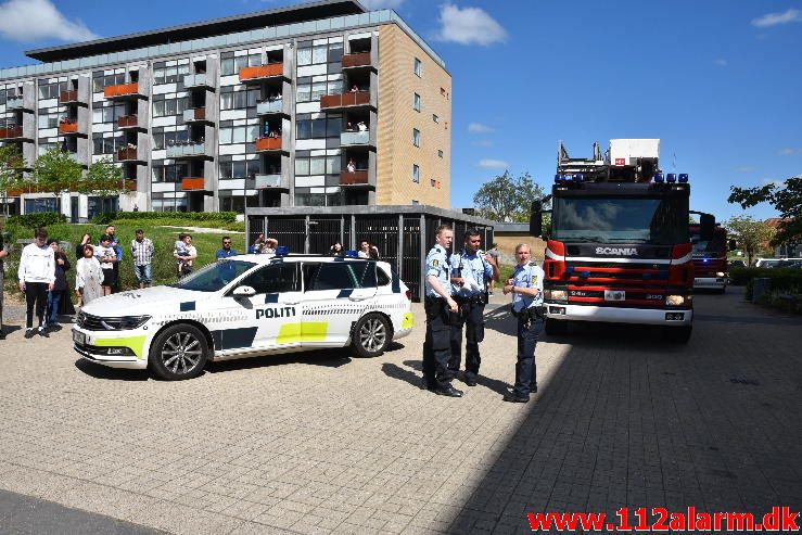 Brand i Etageejendom. Finlandsvej 35 i Vejle. 28/05-2017. Kl. 15:07.