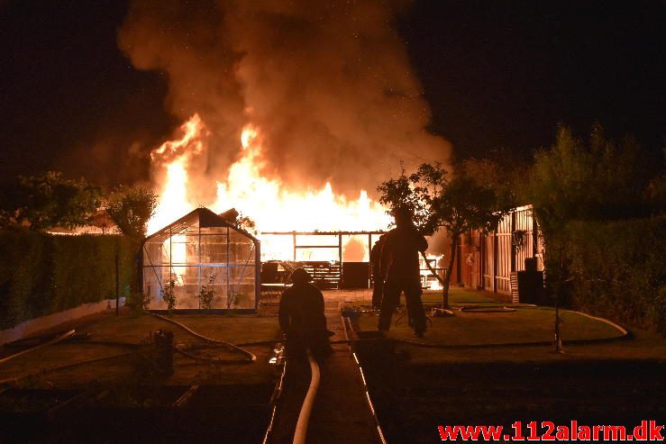 Brand i Kolonihavehus. Skovly i Vejle. 02/06-2017. Kl. 23:35.