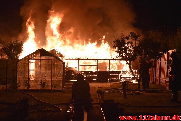 Brand i Kolonihavehus. Skovly i Vejle. 02/06-2017. Kl. 23:35.