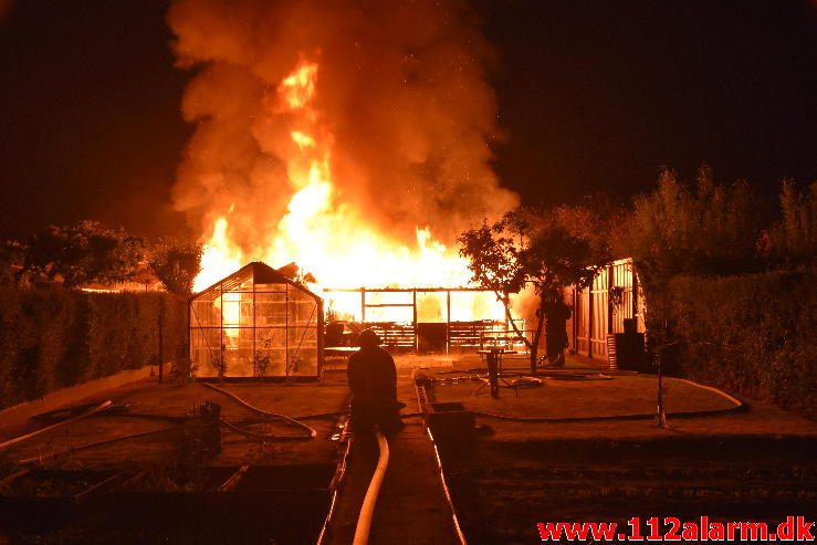 Brand i Kolonihavehus. Skovly i Vejle. 02/06-2017. Kl. 23:35.