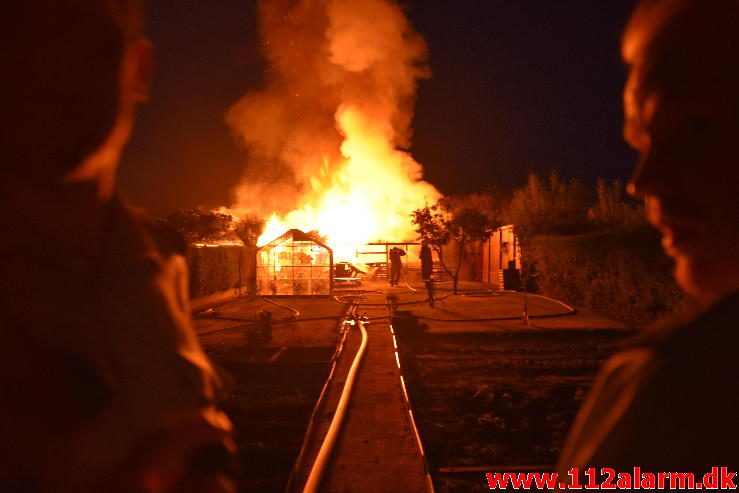 Brand i Kolonihavehus. Skovly i Vejle. 02/06-2017. Kl. 23:35.