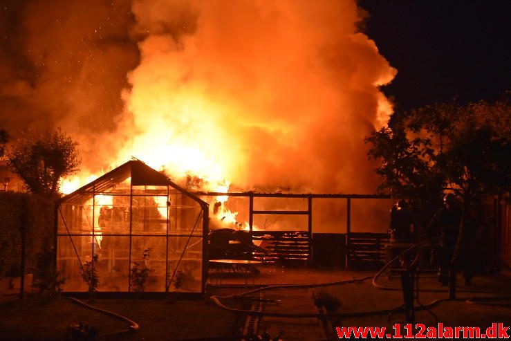 Brand i Kolonihavehus. Skovly i Vejle. 02/06-2017. Kl. 23:35.