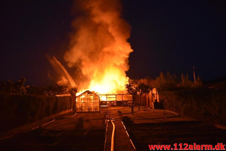 Brand i Kolonihavehus. Skovly i Vejle. 02/06-2017. Kl. 23:35.