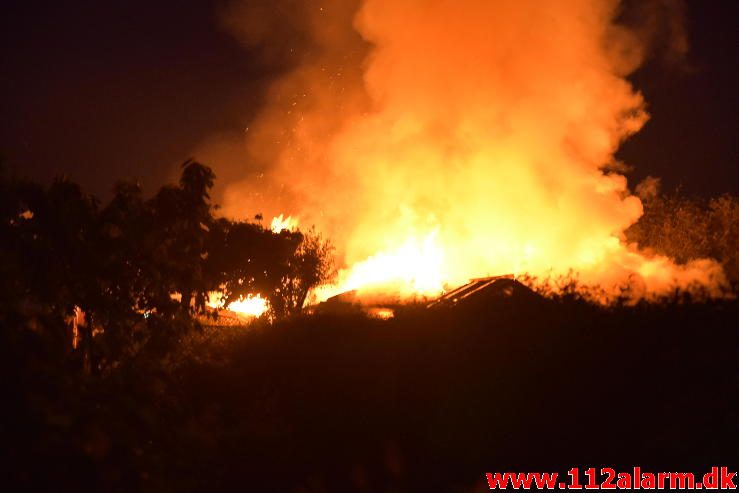 Brand i Kolonihavehus. Skovly i Vejle. 02/06-2017. Kl. 23:35.