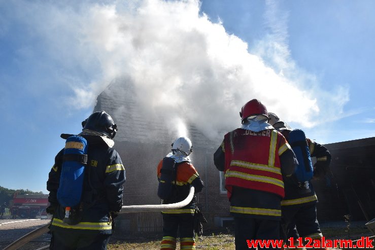 Brand i Villa. Mølvang ved Jelling. 17/06-2017. KL. 16:39.