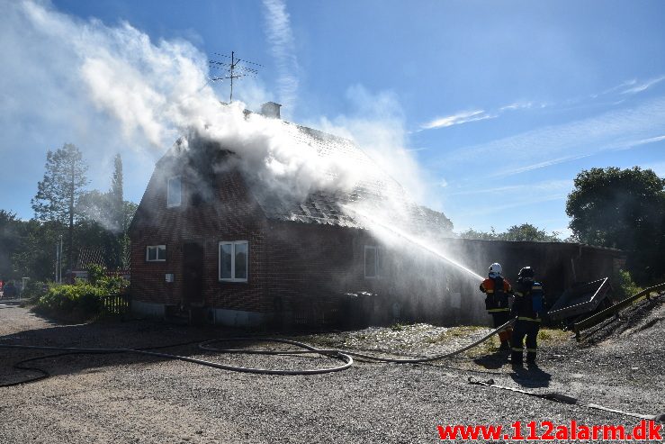 Brand i Villa. Mølvang ved Jelling. 17/06-2017. KL. 16:39.