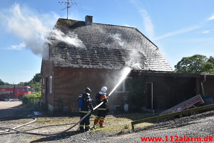 Brand i Villa. Mølvang ved Jelling. 17/06-2017. KL. 16:39.