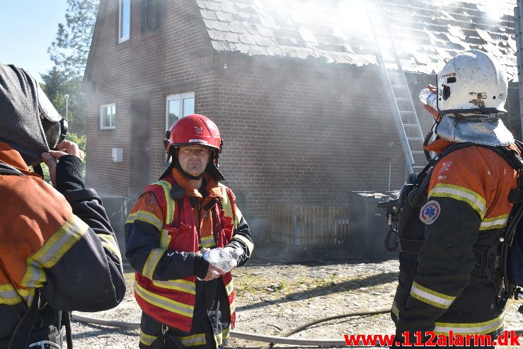 Brand i Villa. Mølvang ved Jelling. 17/06-2017. KL. 16:39.