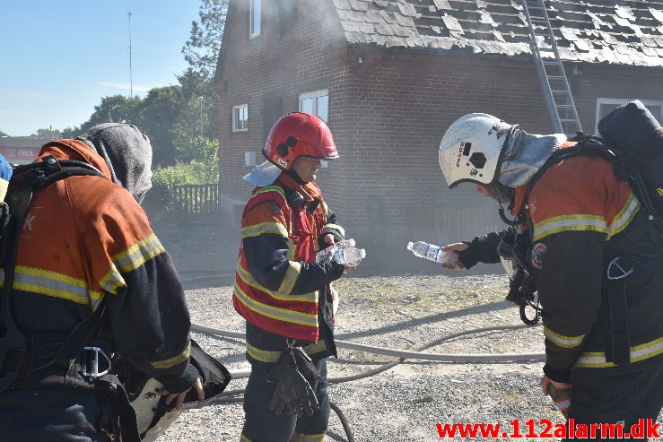 Brand i Villa. Mølvang ved Jelling. 17/06-2017. KL. 16:39.