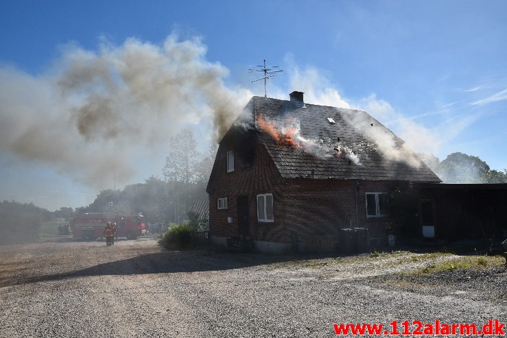 Brand i Villa. Mølvang ved Jelling. 17/06-2017. KL. 16:39.