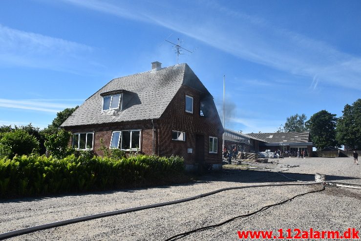 Brand i Villa. Mølvang ved Jelling. 17/06-2017. KL. 16:39.