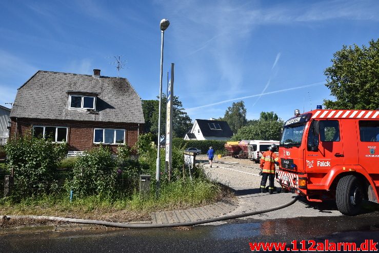 Brand i Villa. Mølvang ved Jelling. 17/06-2017. KL. 16:39.