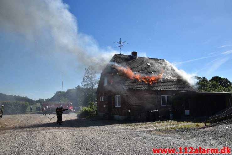 Brand i Villa. Mølvang ved Jelling. 17/06-2017. KL. 16:39.