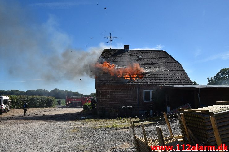 Brand i Villa. Mølvang ved Jelling. 17/06-2017. KL. 16:39.