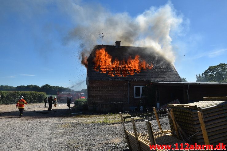 Brand i Villa. Mølvang ved Jelling. 17/06-2017. KL. 16:39.