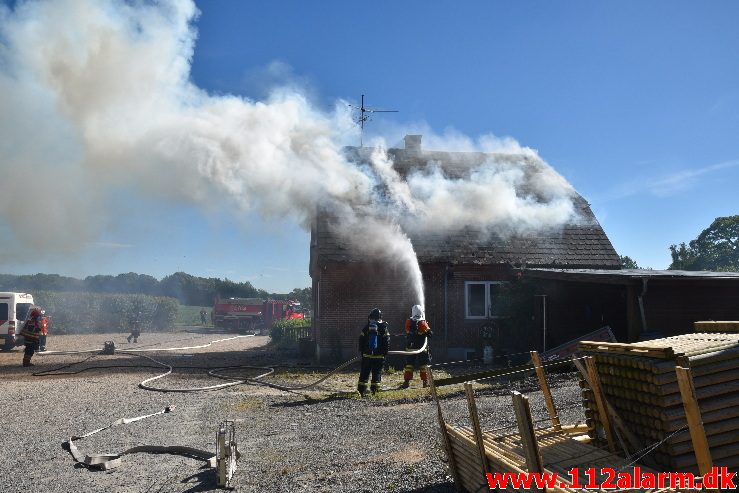 Brand i Villa. Mølvang ved Jelling. 17/06-2017. KL. 16:39.