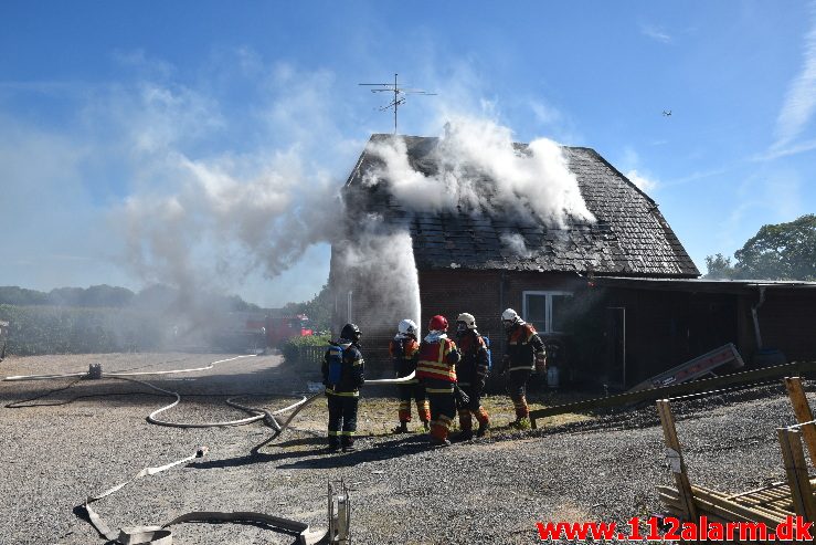 Brand i Villa. Mølvang ved Jelling. 17/06-2017. KL. 16:39.