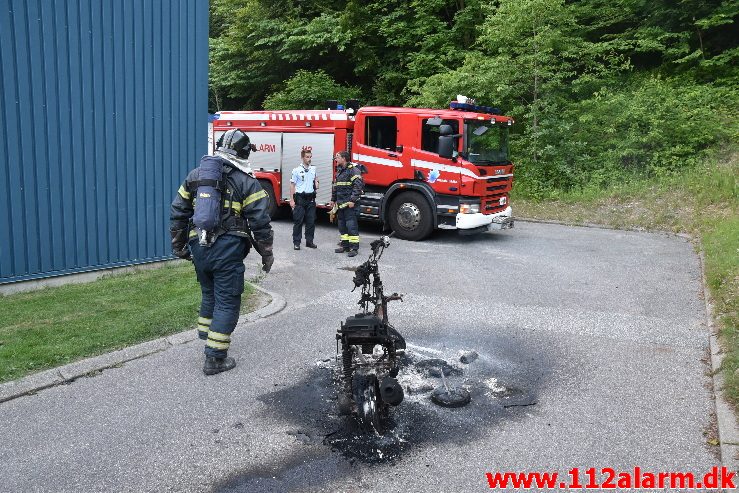 Brand i Knallert. Lille Grundet Hulevej i Vejle. 20/06-2017. Kl. 21:17.