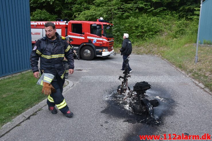 Brand i Knallert. Lille Grundet Hulevej i Vejle. 20/06-2017. Kl. 21:17.