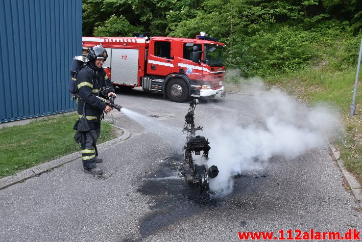 Brand i Knallert. Lille Grundet Hulevej i Vejle. 20/06-2017. Kl. 21:17.