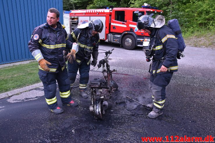 Brand i Knallert. Lille Grundet Hulevej i Vejle. 20/06-2017. Kl. 21:17.