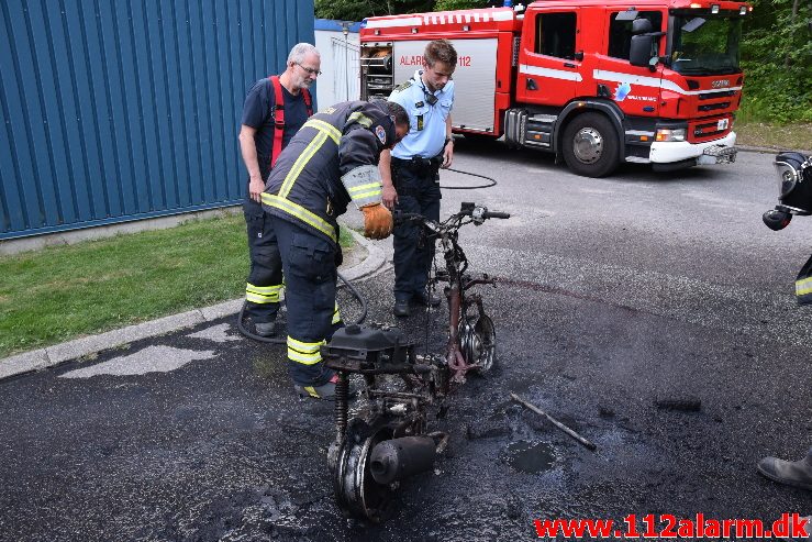 Brand i Knallert. Lille Grundet Hulevej i Vejle. 20/06-2017. Kl. 21:17.