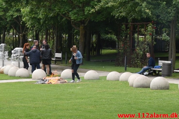 Ild i skraldespand. Vedelsgade i Vejle. 23/06-2017. Kl. 17:49.