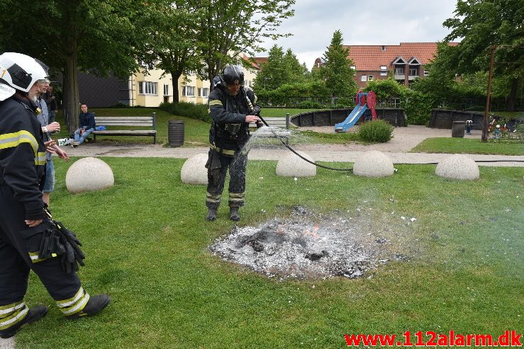 Ild i skraldespand. Vedelsgade i Vejle. 23/06-2017. Kl. 17:49.