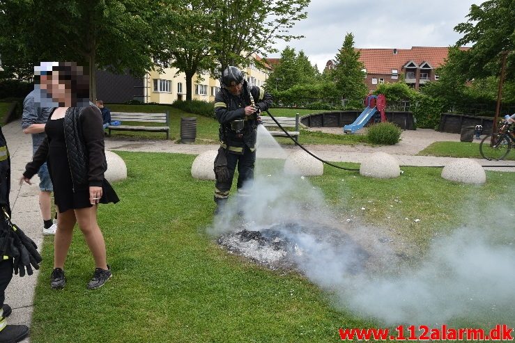 Ild i skraldespand. Vedelsgade i Vejle. 23/06-2017. Kl. 17:49.