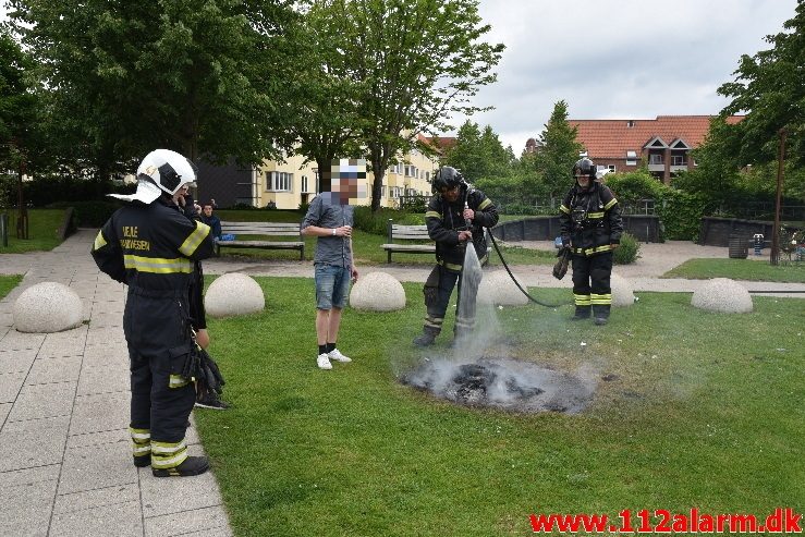 Ild i skraldespand. Vedelsgade i Vejle. 23/06-2017. Kl. 17:49.