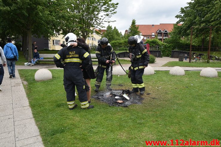 Ild i skraldespand. Vedelsgade i Vejle. 23/06-2017. Kl. 17:49.