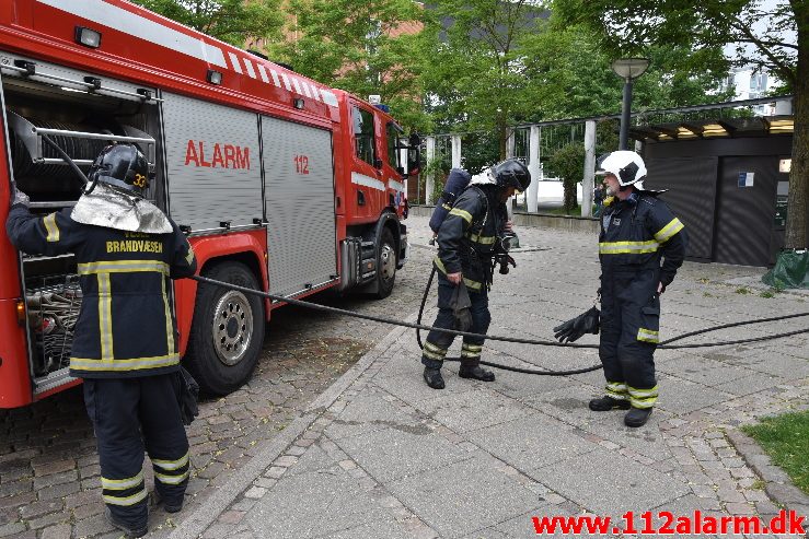 Ild i skraldespand. Vedelsgade i Vejle. 23/06-2017. Kl. 17:49.