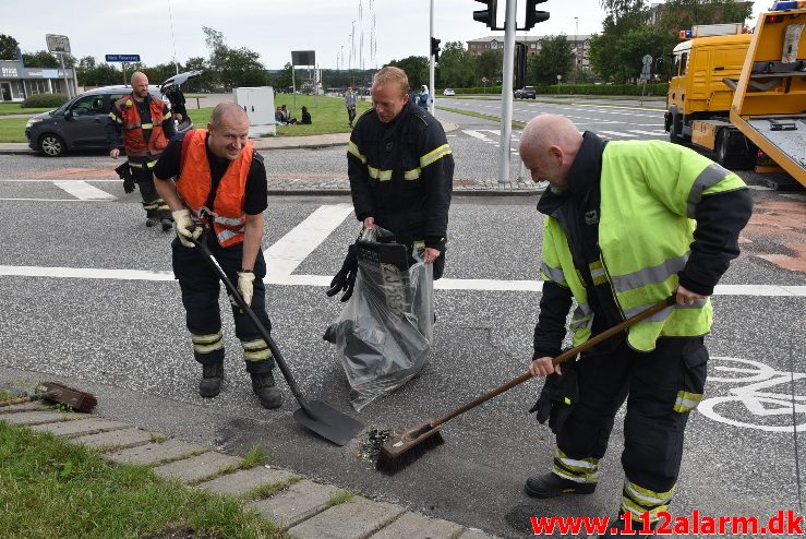 Mindre forurening efter Trafikuheld. Viborg Hovedvej i Vejle. 27/07-2017. Kl. 18:30.