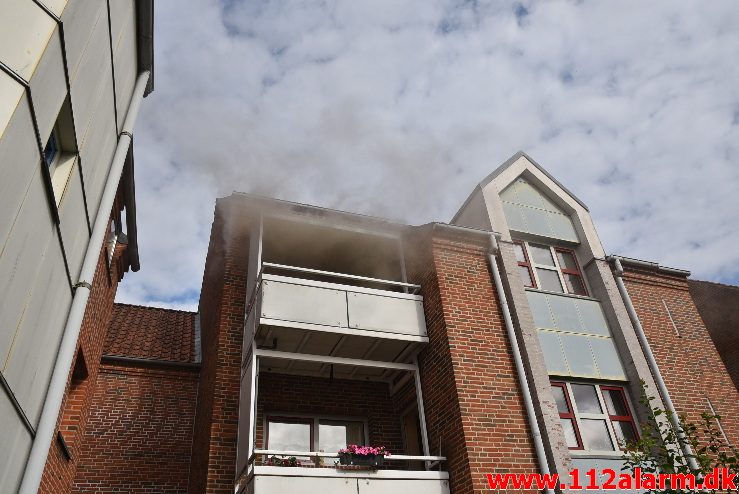 Brand etageejendom. Valdemarsgade 11i Vejle. 04/08-2017. Kl. 09:04.