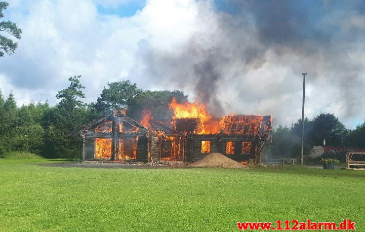 Træhus stod i lys lue. Frederikshåbvej i Randbøl. 06/08-2017. Kl. 09:33.