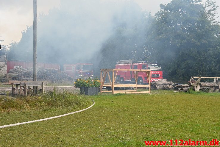 Træhus stod i lys lue. Frederikshåbvej i Randbøl. 06/08-2017. Kl. 09:33.