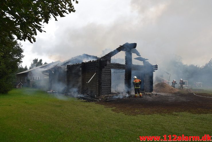 Træhus stod i lys lue. Frederikshåbvej i Randbøl. 06/08-2017. Kl. 09:33.