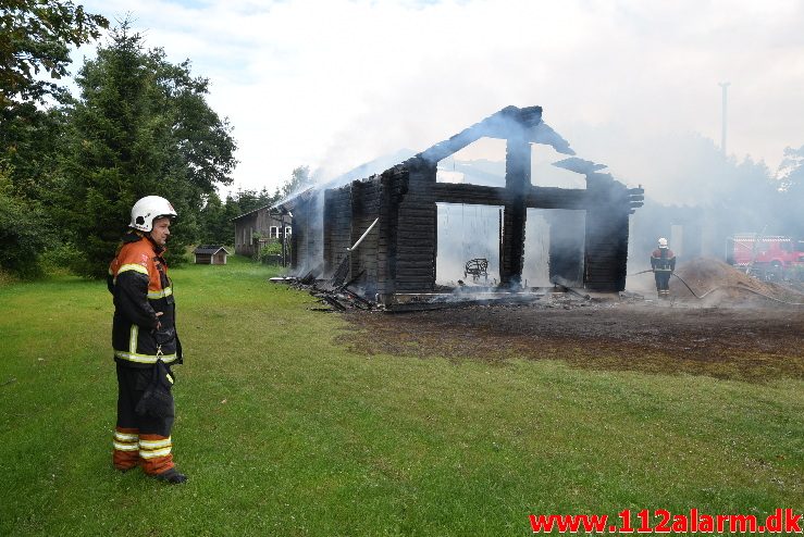 Træhus stod i lys lue. Frederikshåbvej i Randbøl. 06/08-2017. Kl. 09:33.